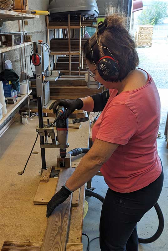 Photo de Christine de Mazenod dans son atelier en train de monter un bac à jardiner Papycool